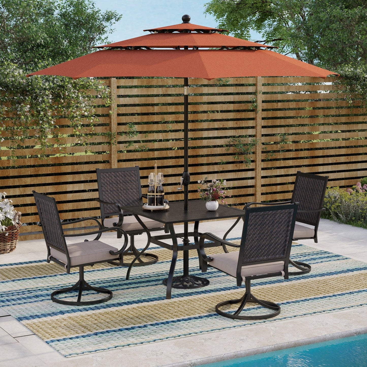 Ensemble de salle à manger de patio MAISON ARTS 5/7 pièces, 4/6 chaises pivotantes en rotin avec coussin et 1 table en métal avec trou pour parasol