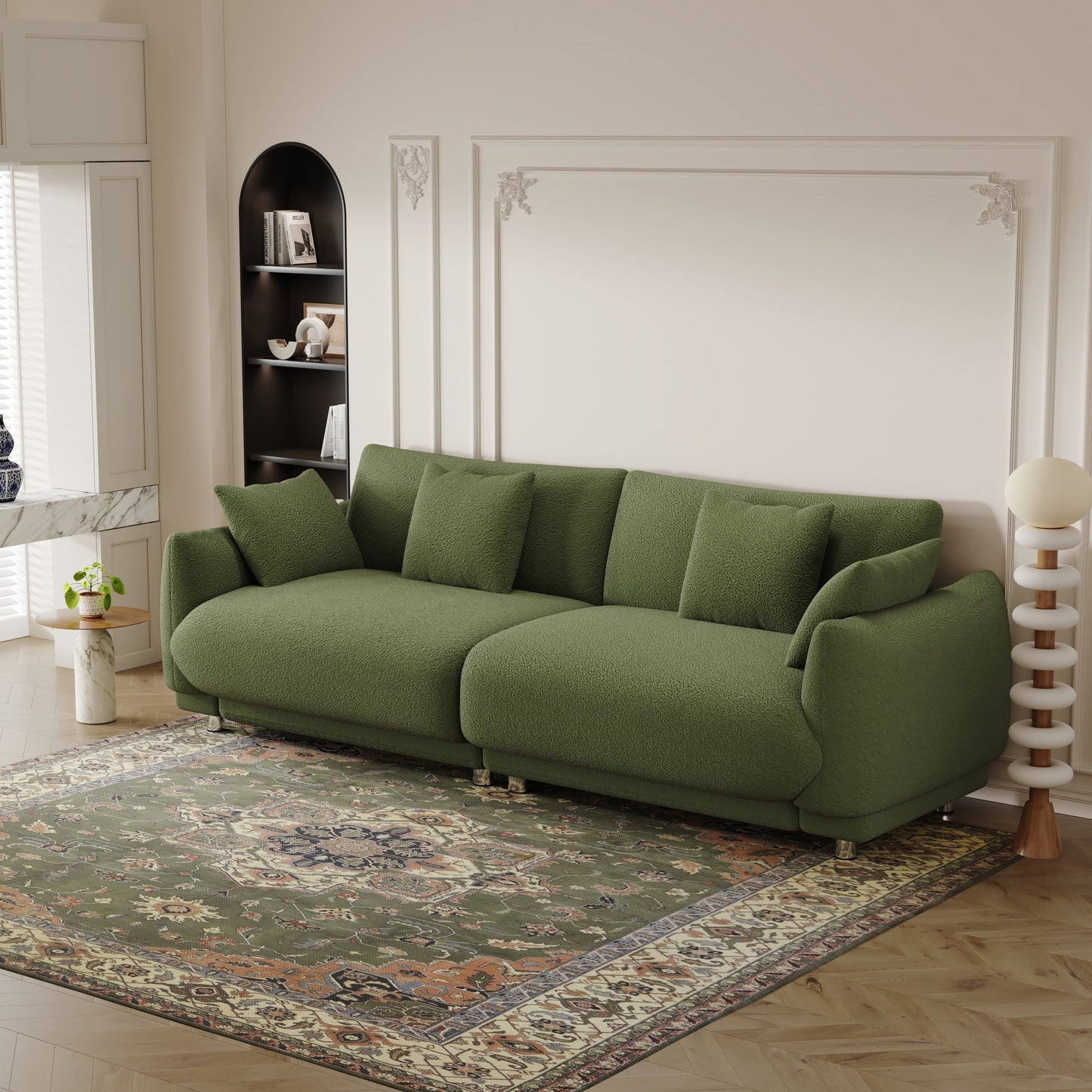 Un canapé en laine verte Teddy de 86,6 pouces avec quatre coussins et des pieds en quincaillerie qui peuvent s'asseoir confortablement dans une chambre d'appartement avec
