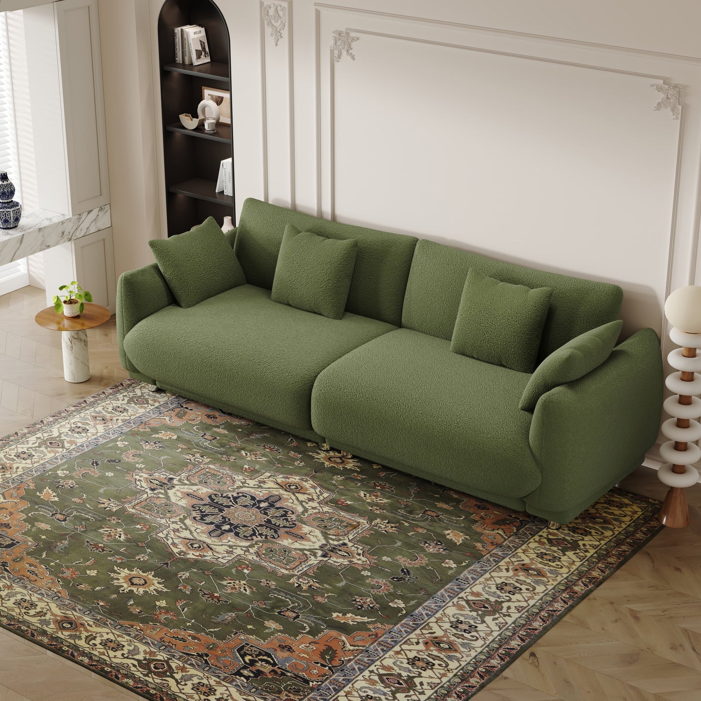Un canapé en laine verte Teddy de 86,6 pouces avec quatre coussins et des pieds en quincaillerie qui peuvent s'asseoir confortablement dans une chambre d'appartement avec