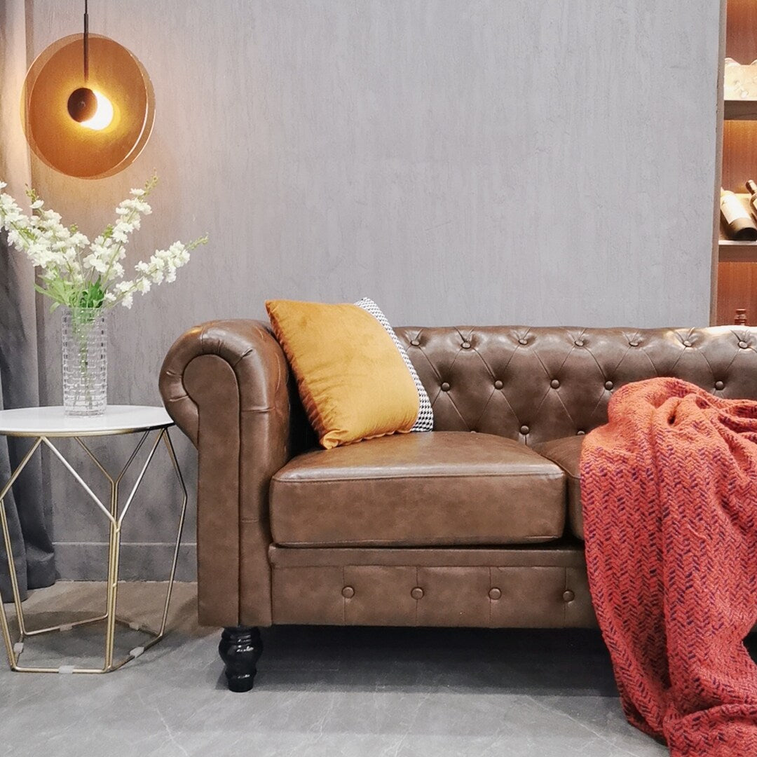 Canapé 3 places capitonné Chesterfield en cuir pour salon, avec accoudoirs roulés et 4 pieds en forme de gourde, marron