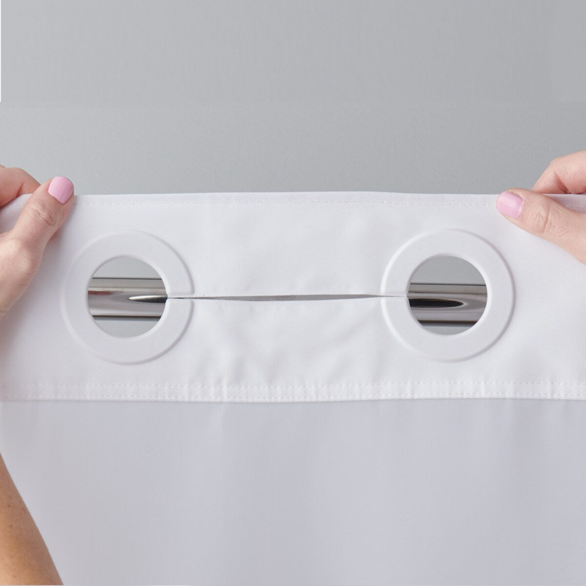 Rideau de douche 3 en 1 Hookless Escape avec fenêtre supérieure transparente, anneaux flexibles et doublure en tissu