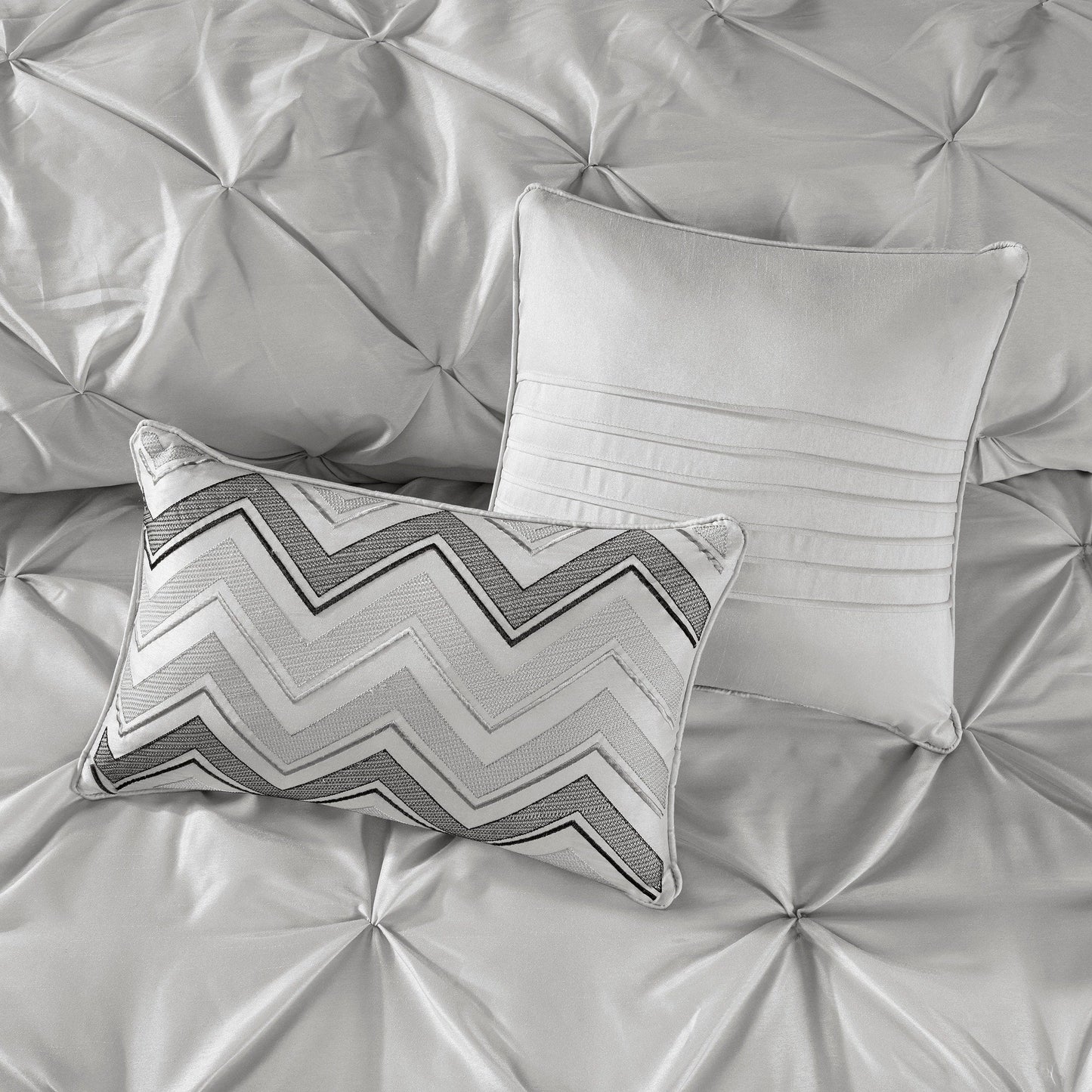 Madison Park Essentials Loretta 24-Piece Room in a Bag with Window Panels and Sheet Set