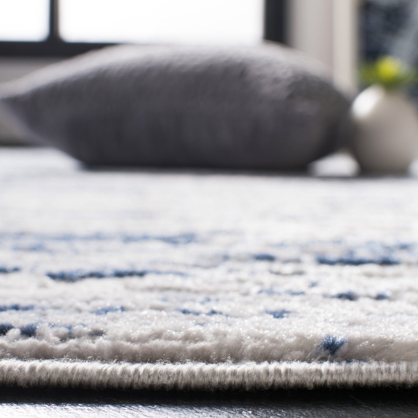 SAFAVIEH Amelia Agda Abstract Rug