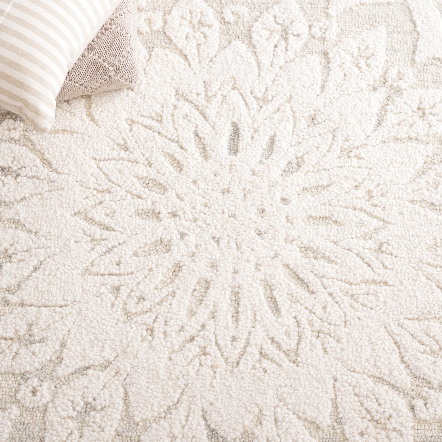 SAFAVIEH Handmade Blossom Oriella Modern Floral Wool Rug