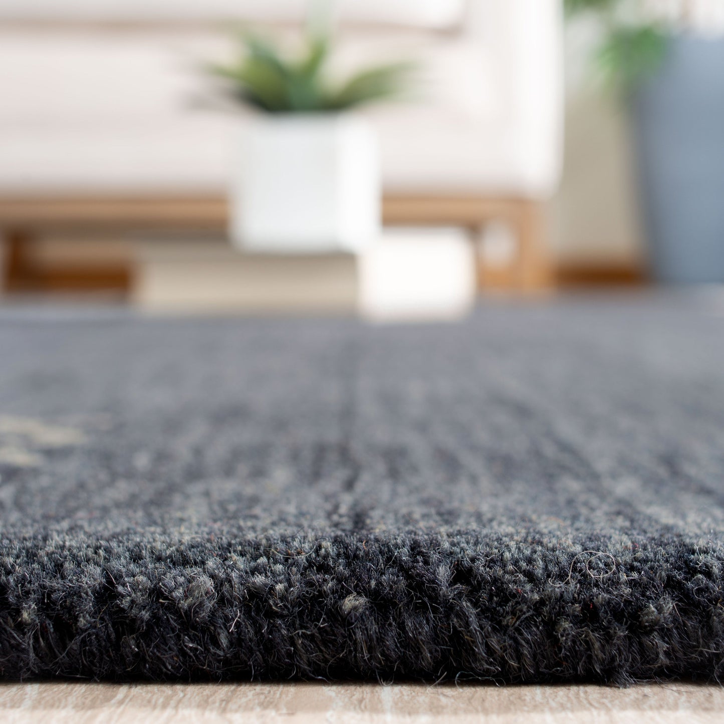 SAFAVIEH Handmade Himalaya Arusha Wool Rug