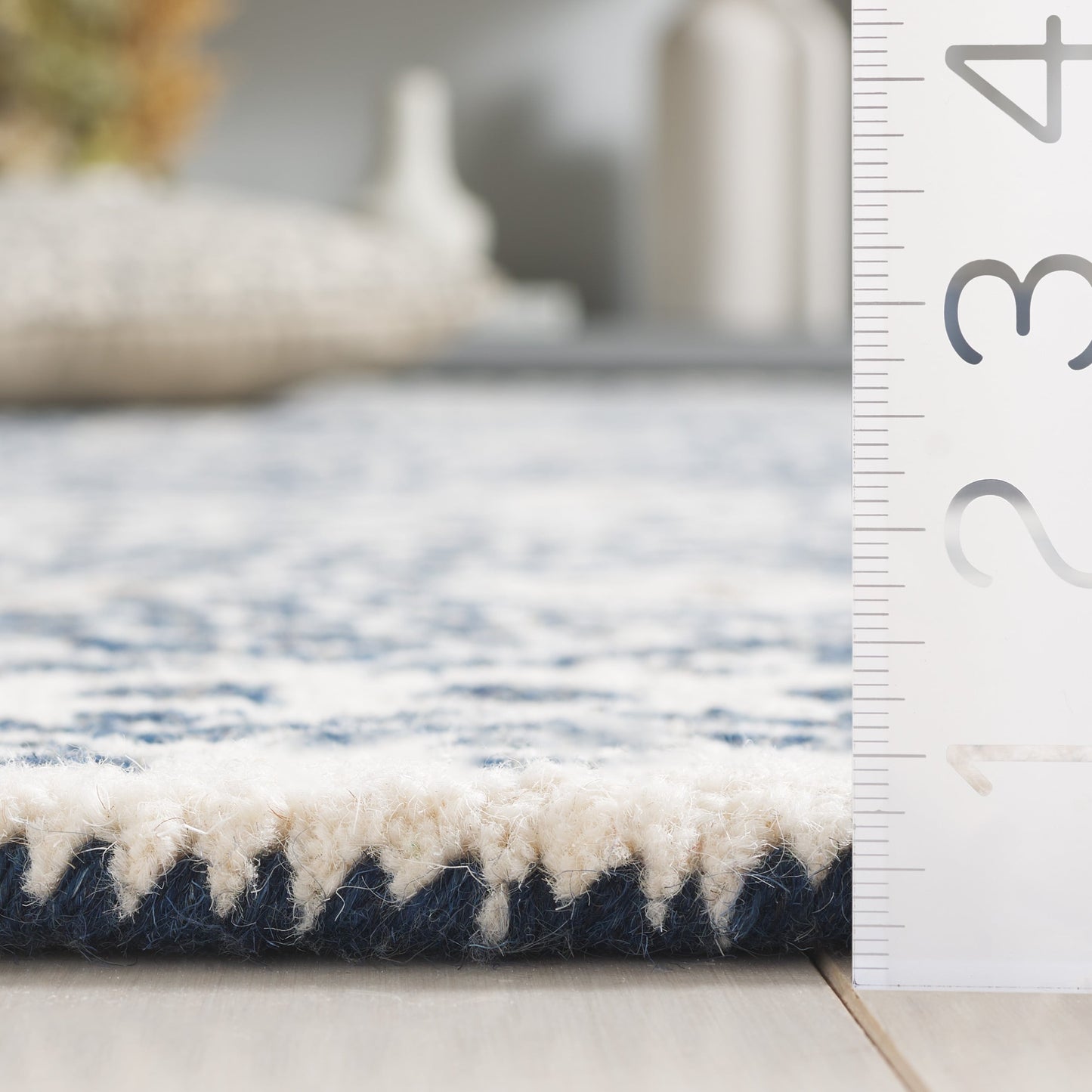 SAFAVIEH Handmade Micro-Loop Lutetia Wool Rug