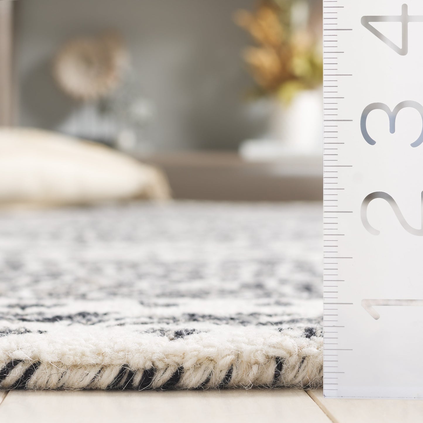SAFAVIEH Handmade Micro-Loop Lutetia Wool Rug