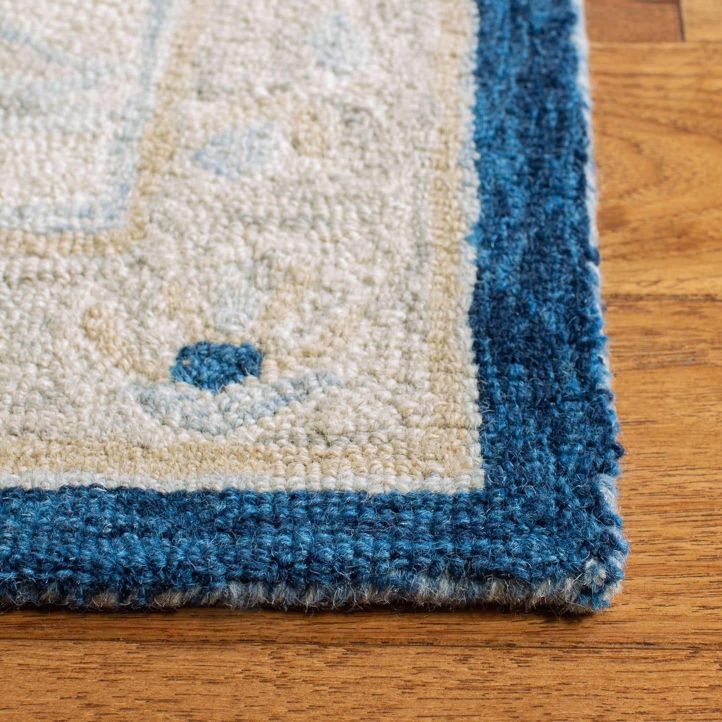 SAFAVIEH Handmade Micro-Loop Selveta Wool Rug