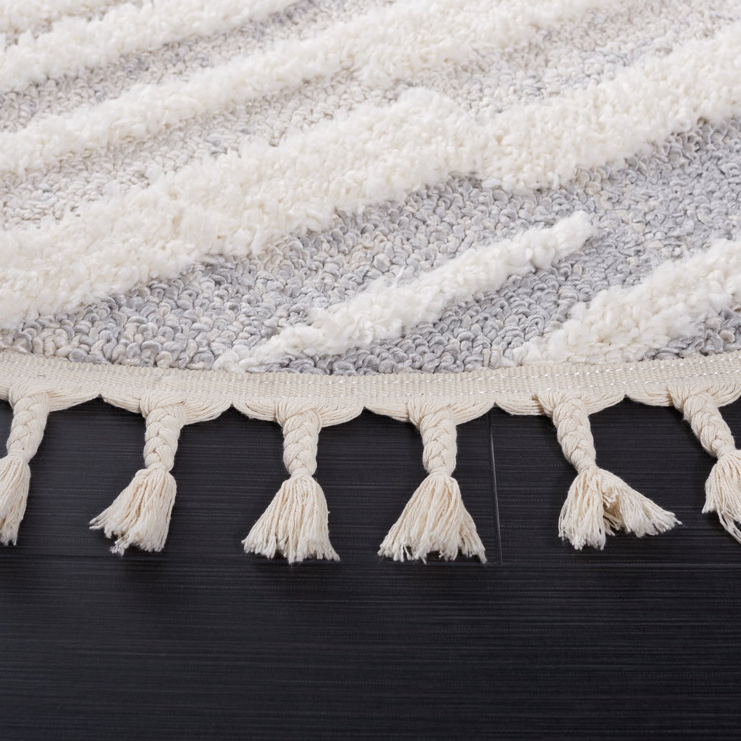 SAFAVIEH Moroccan Tassel Shag Eftimia 2-inch Thick Rug