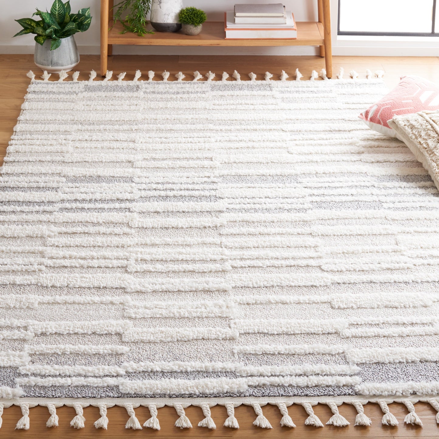 SAFAVIEH Moroccan Tassel Shag Eftimia 2-inch Thick Rug