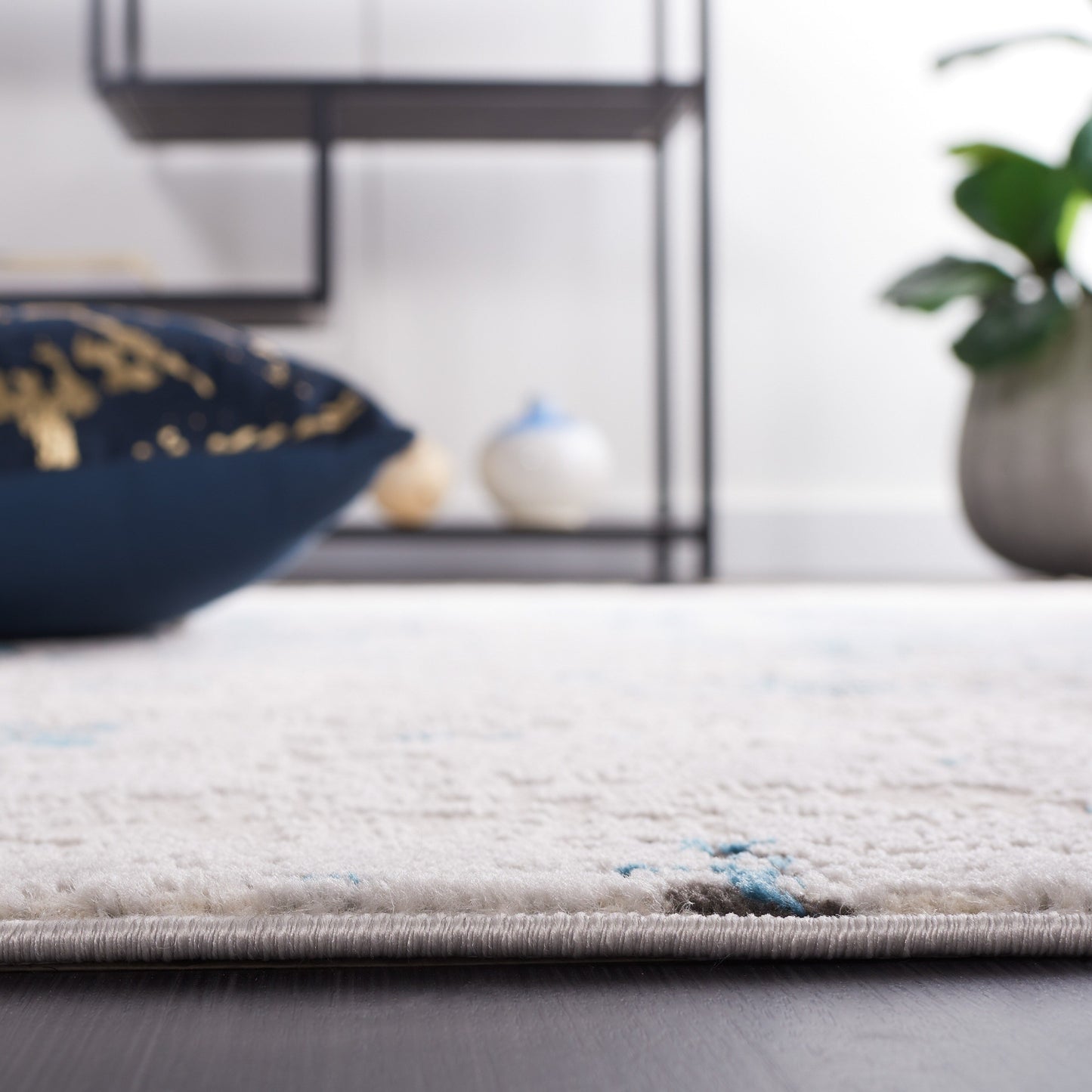 SAFAVIEH Shivan Petruna Modern Abstract Rug