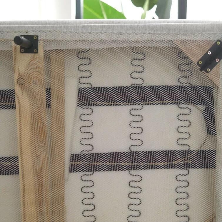 Canapé droit en tissu beige à accoudoirs carrés