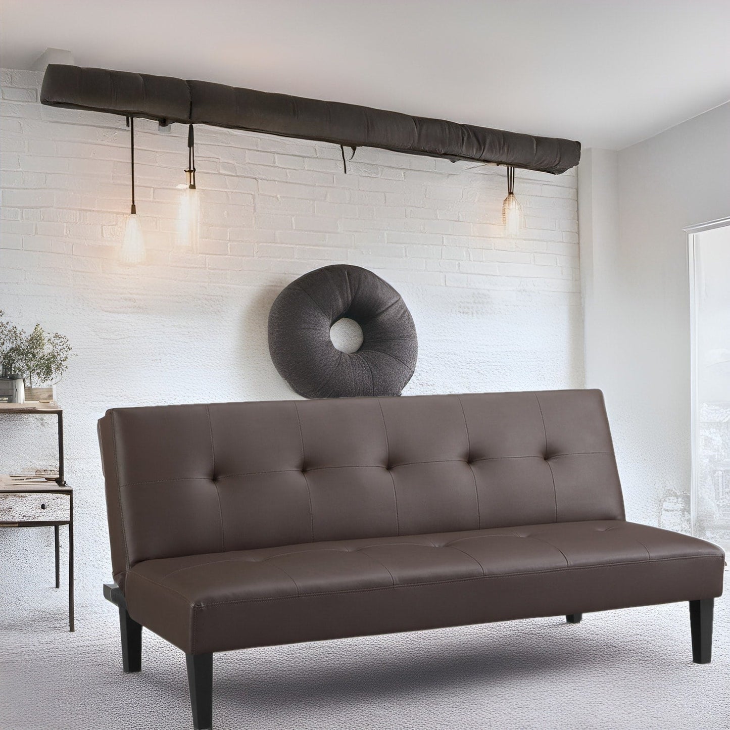 Collection ultime de canapés futons : canapé futon avec accoudoirs et porte-gobelets, canapé capitonné à boutons avec pieds en bois