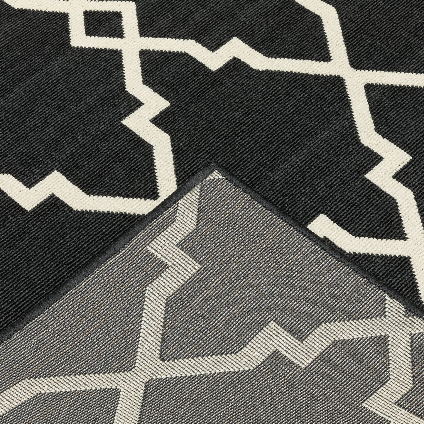 Vista Home Malta Lattice Black/ Off-White Indoor Outdoor Area Rug.