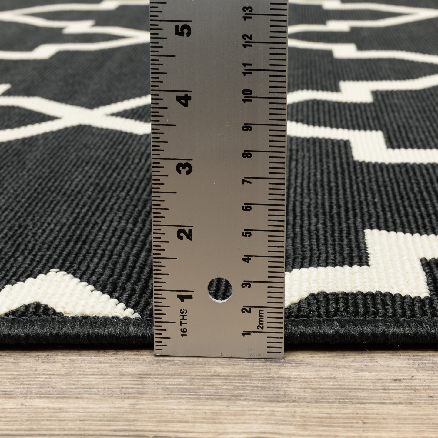 Vista Home Malta Lattice Black/ Off-White Indoor Outdoor Area Rug.