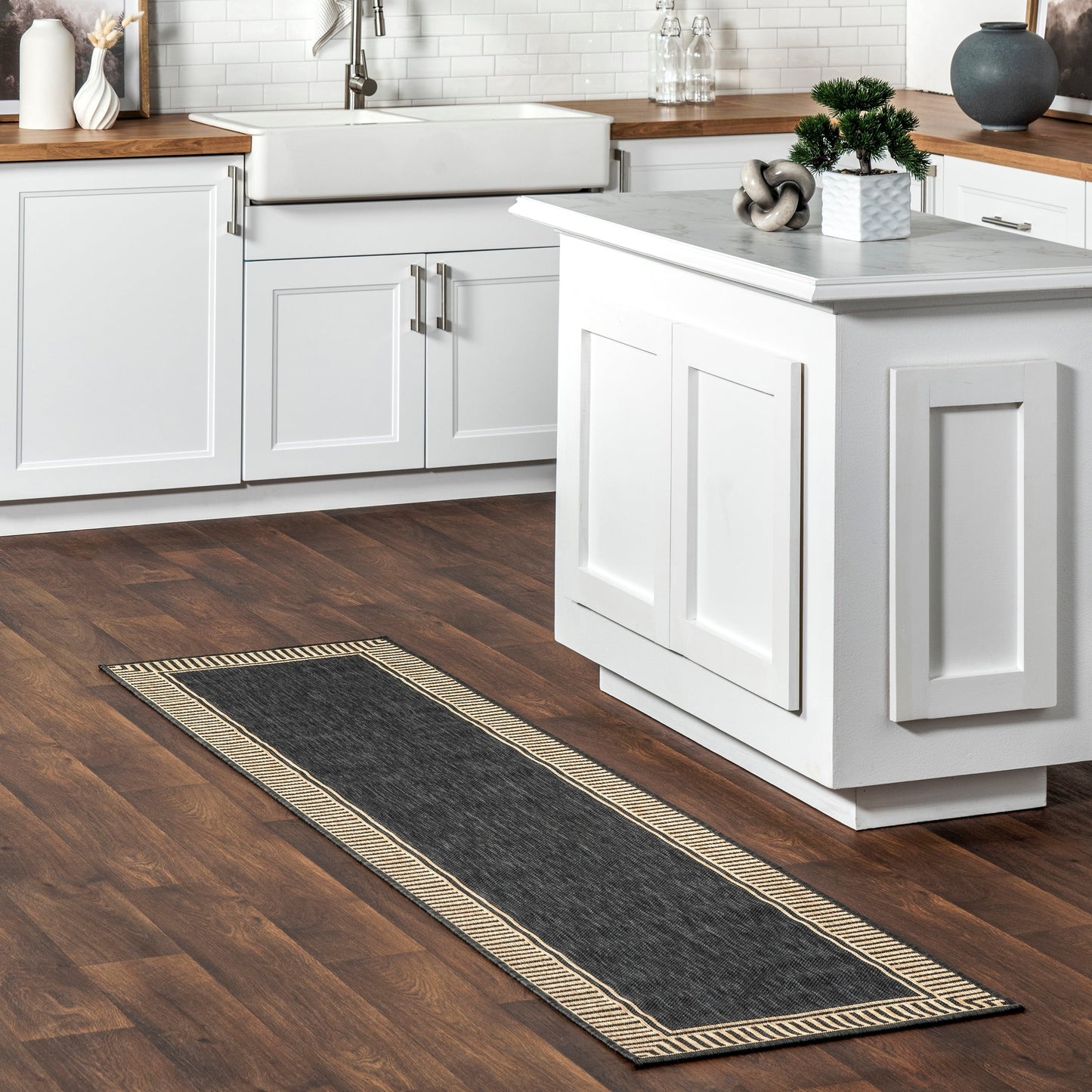 Nuloom Leah Classic Bordered Indoor/Outdoor Area Rug