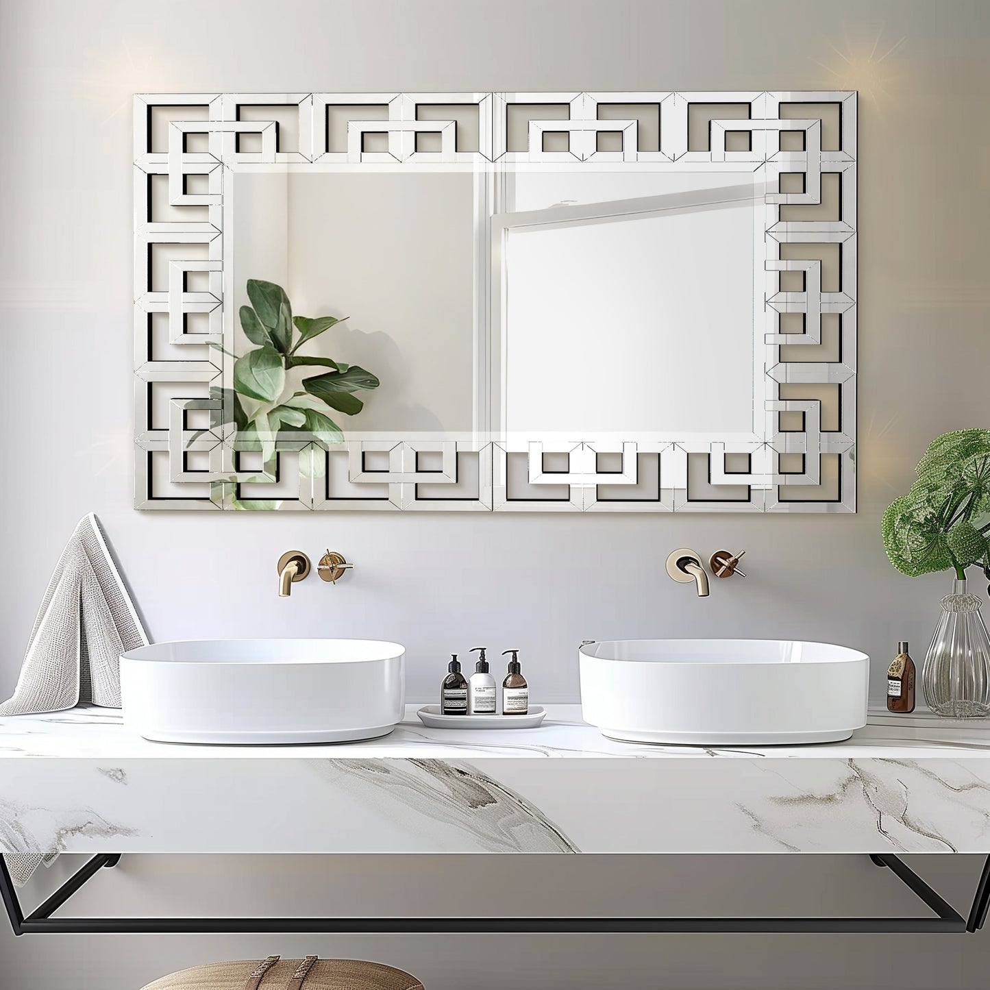 Grand miroir mural décoratif avec cadre géométrique argenté