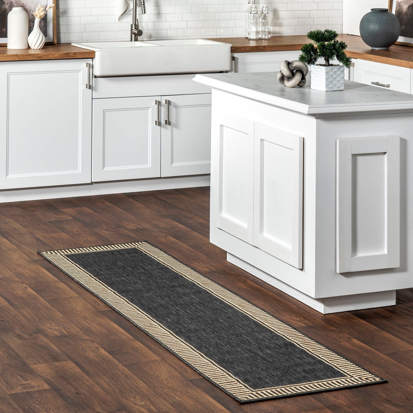 Nuloom Leah Classic Bordered Indoor/Outdoor Area Rug