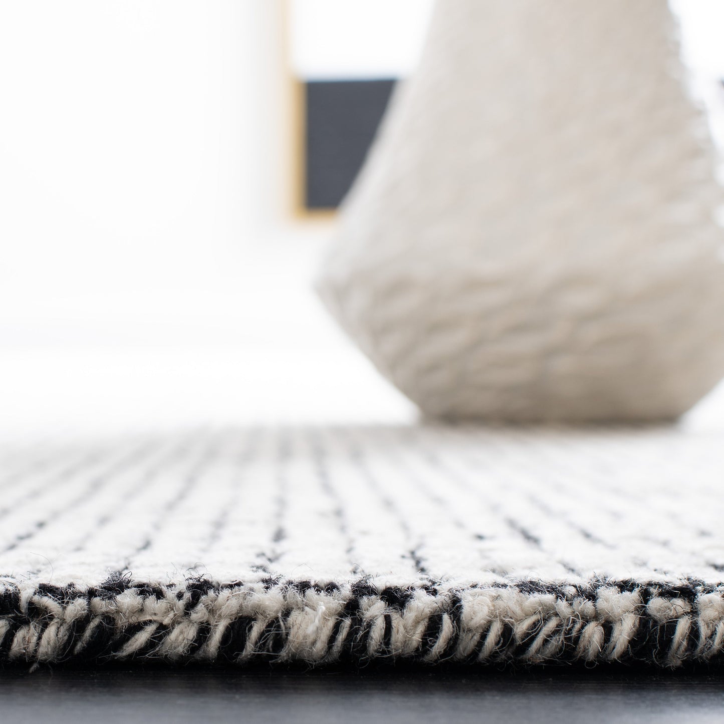 SAFAVIEH Handmade Abstract Marikka Modern Viscose Rug