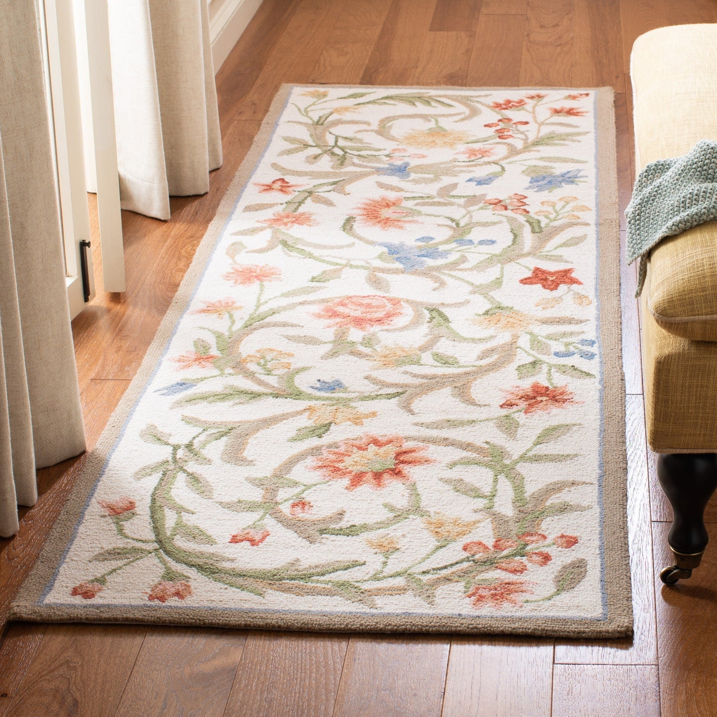SAFAVIEH Handmade Chelsea Jacomine French Country Floral Scroll Wool