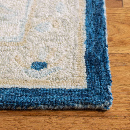 SAFAVIEH Handmade Micro-Loop Selveta Wool Rug