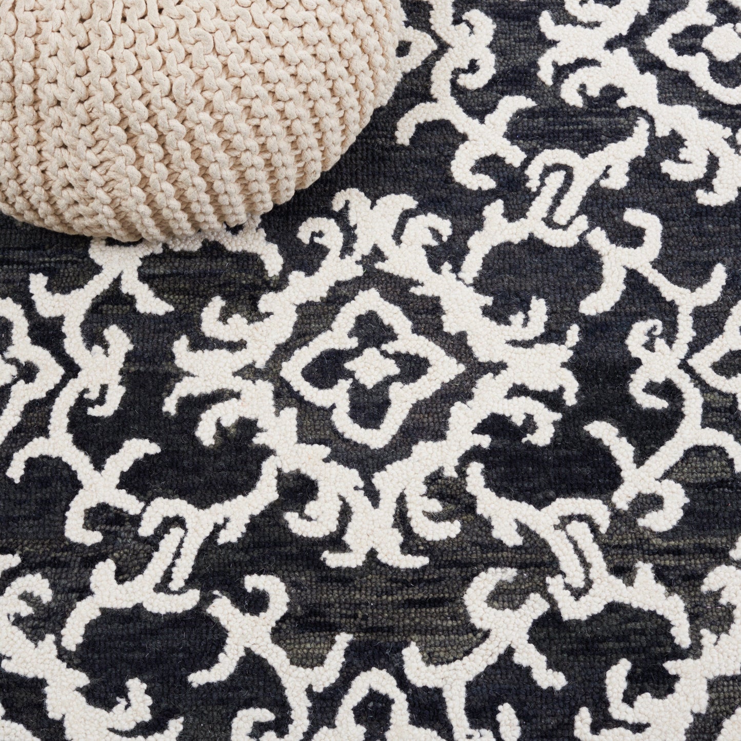 SAFAVIEH, Handmade Blossom Vesela Modern Floral Wool Rug