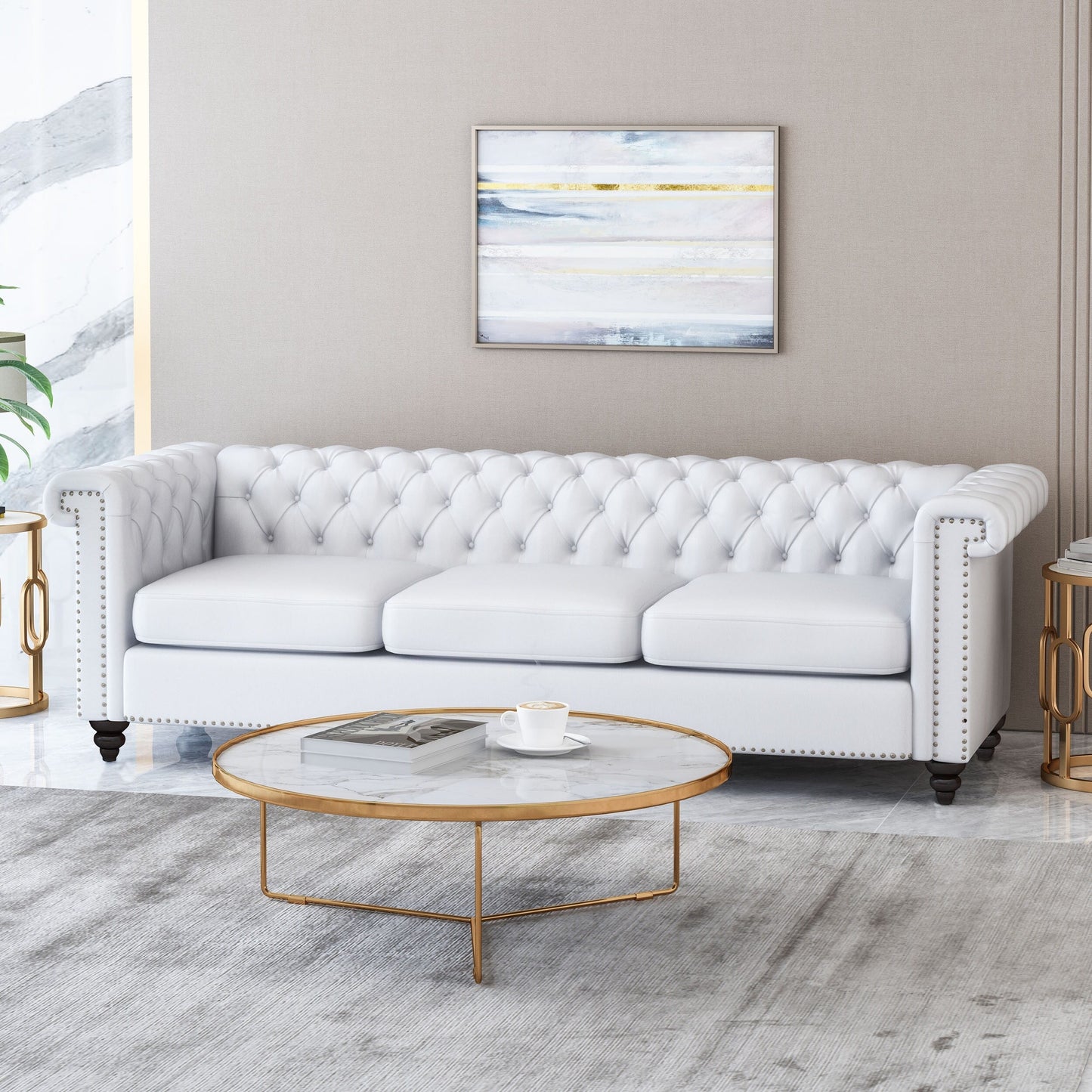 Canapé 3 places Chesterfield blanc capitonné à 83 boutons avec clous et pieds en bois pour le salon