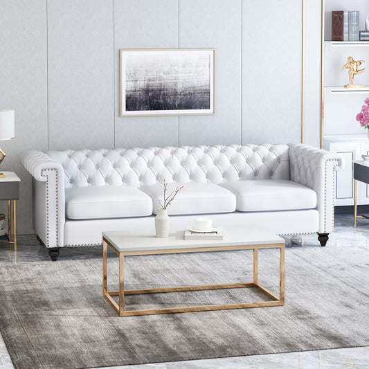 Canapé 3 places Chesterfield blanc capitonné à 83 boutons avec clous et pieds en bois pour le salon
