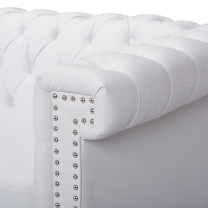 Canapé 3 places Chesterfield blanc capitonné à 83 boutons avec clous et pieds en bois pour le salon